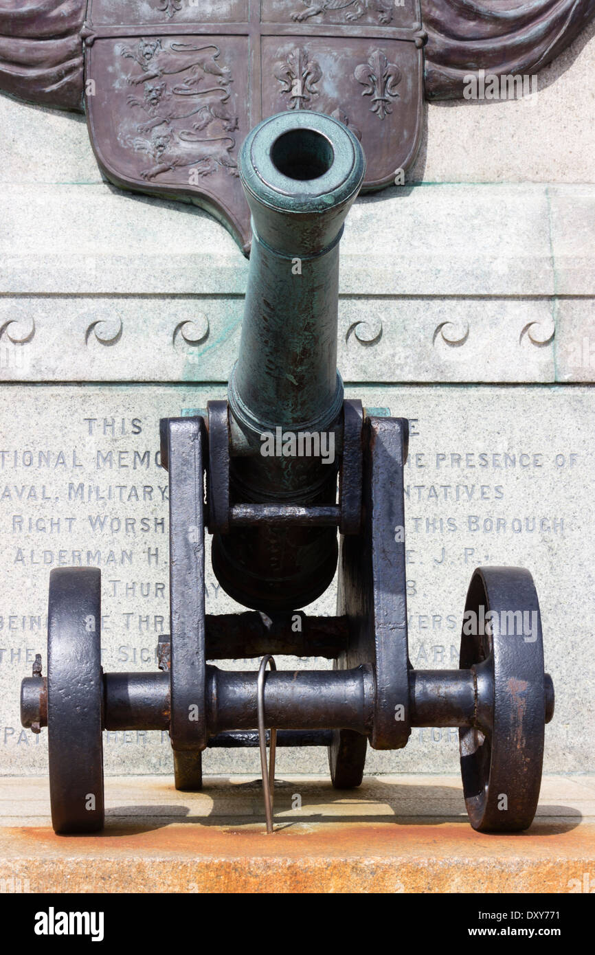 Scatto frontale di un cannone alla base dell'Armada memorial, Plymouth Hoe Foto Stock