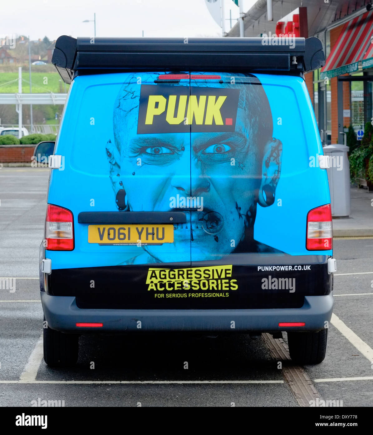 Van con la faccia di un punk rocker sul retro England Regno Unito Foto Stock