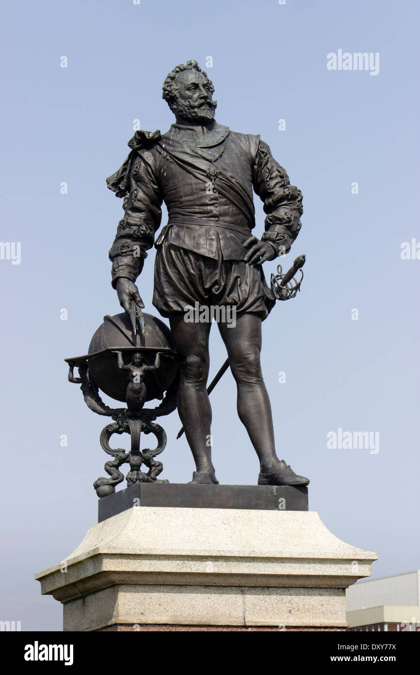 Statua di bronzo di Sir Francis Drake a Plymouth Hoe, South Devon Foto Stock