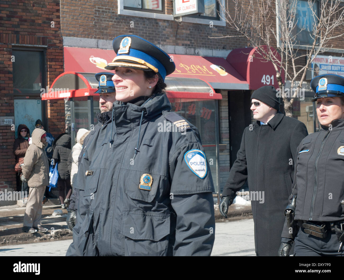 Donna funzionario di polizia di origine greca durante la parata annuale commemorazione di Grecia il Giorno di Indipendenza di Montreal, Canada Foto Stock