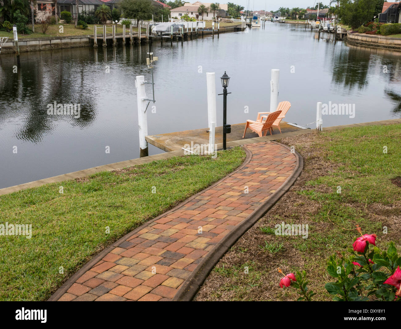 Mattone sentiero conduce al residenziale privato Dock sul Canal, Punta Gorda, Florida, Stati Uniti d'America Foto Stock