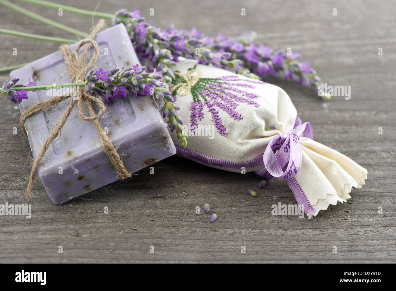 Primo piano della lavanda sapone e sacchetti profumati con fiori freschi su  sfondo di legno Foto stock - Alamy