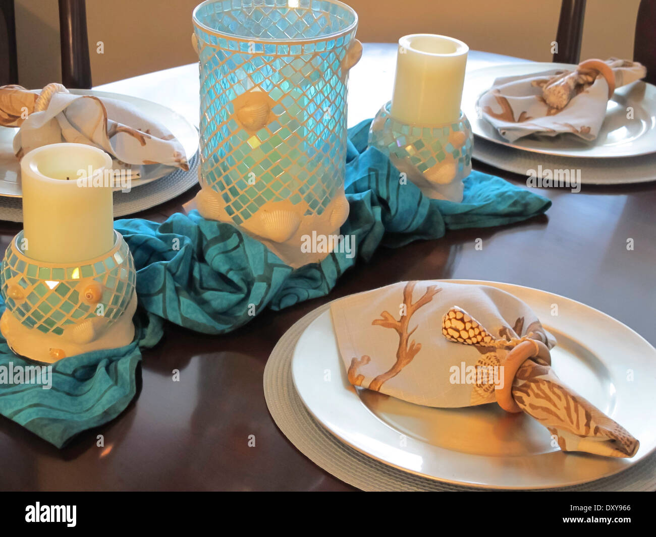 Tavolo da pranzo con le regolazioni del posto Foto Stock