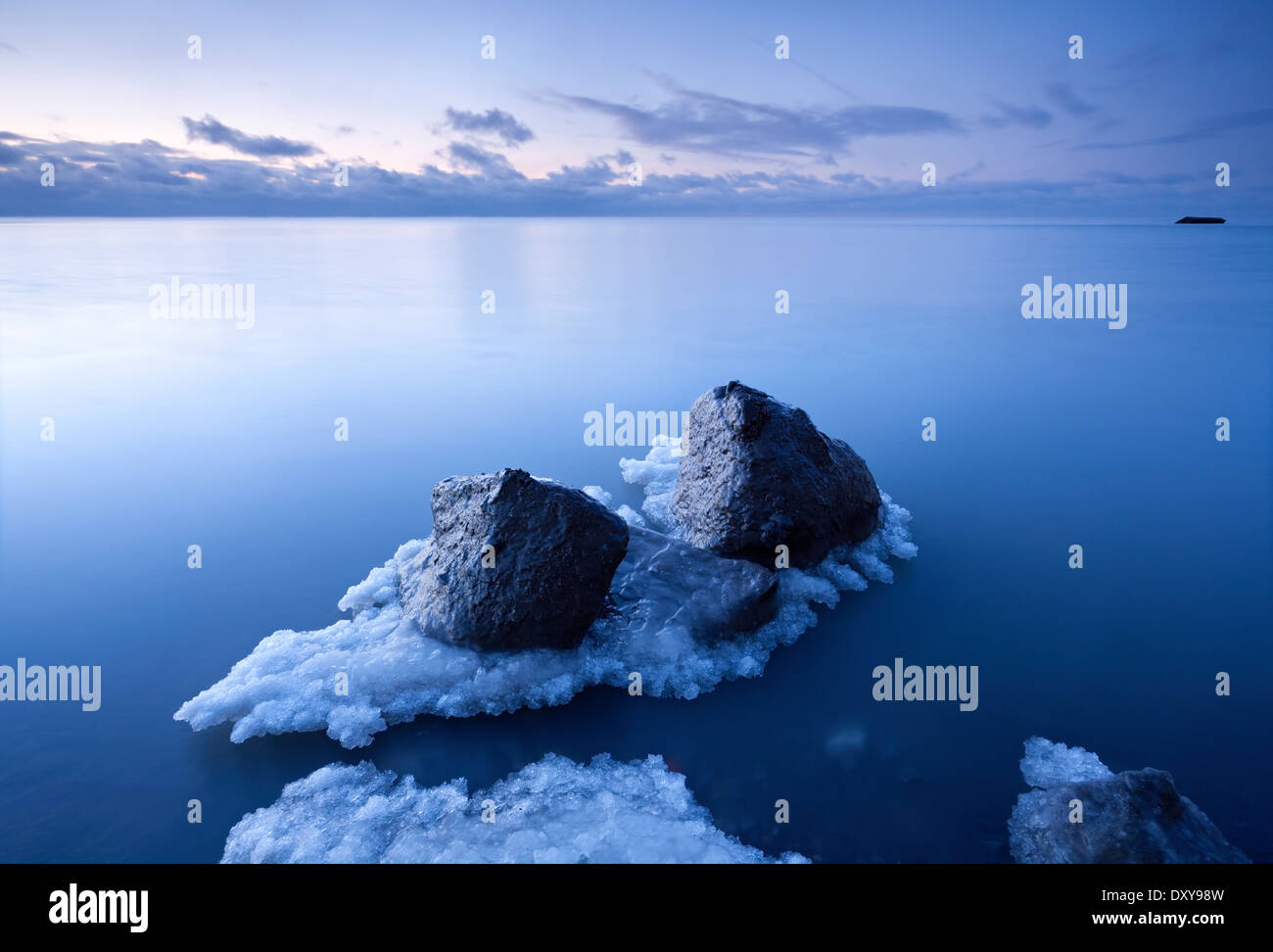 Le rocce coperte di ghiaccio all'alba a Scarborough Bluffs in Bluffer Park, Scarborough, Ontario, Canada. Foto Stock