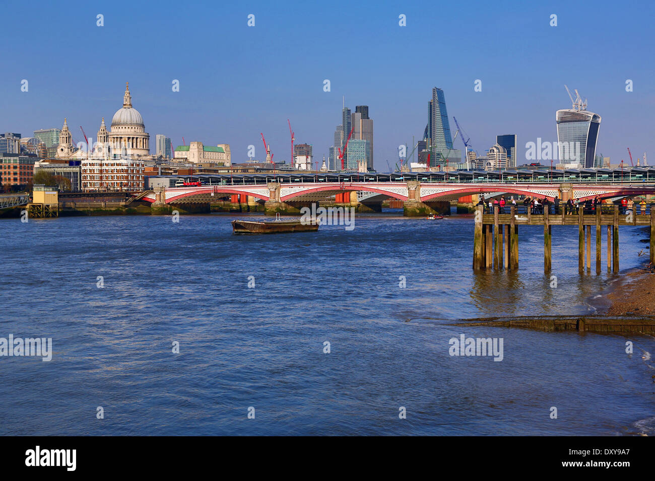 Il molo in legno a Oxo Tower Wharf sul Fiume Tamigi con Blackfriars Bridge e la City of London skyline di Londra - Inghilterra Foto Stock