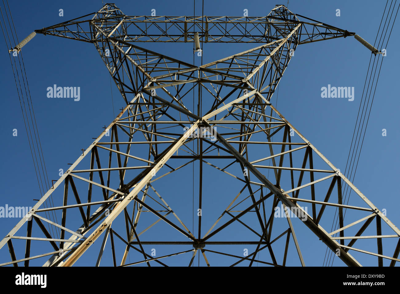 Simmetriche reticolo in acciaio sospensione torre elettrico con linee elettriche ad alta tensione e cielo blu Ontario Hydro Foto Stock