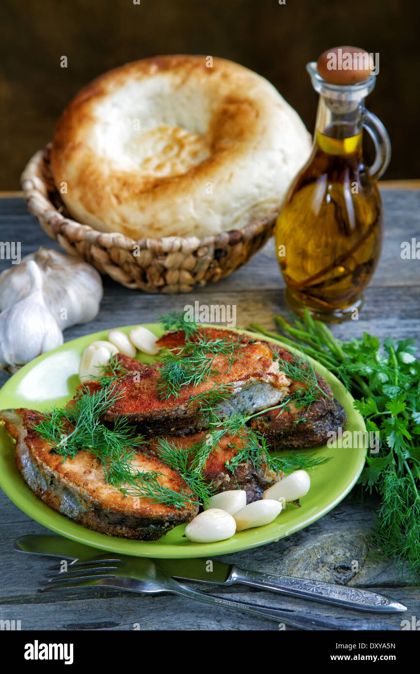 Still-life con pesce fritto e pane Foto Stock