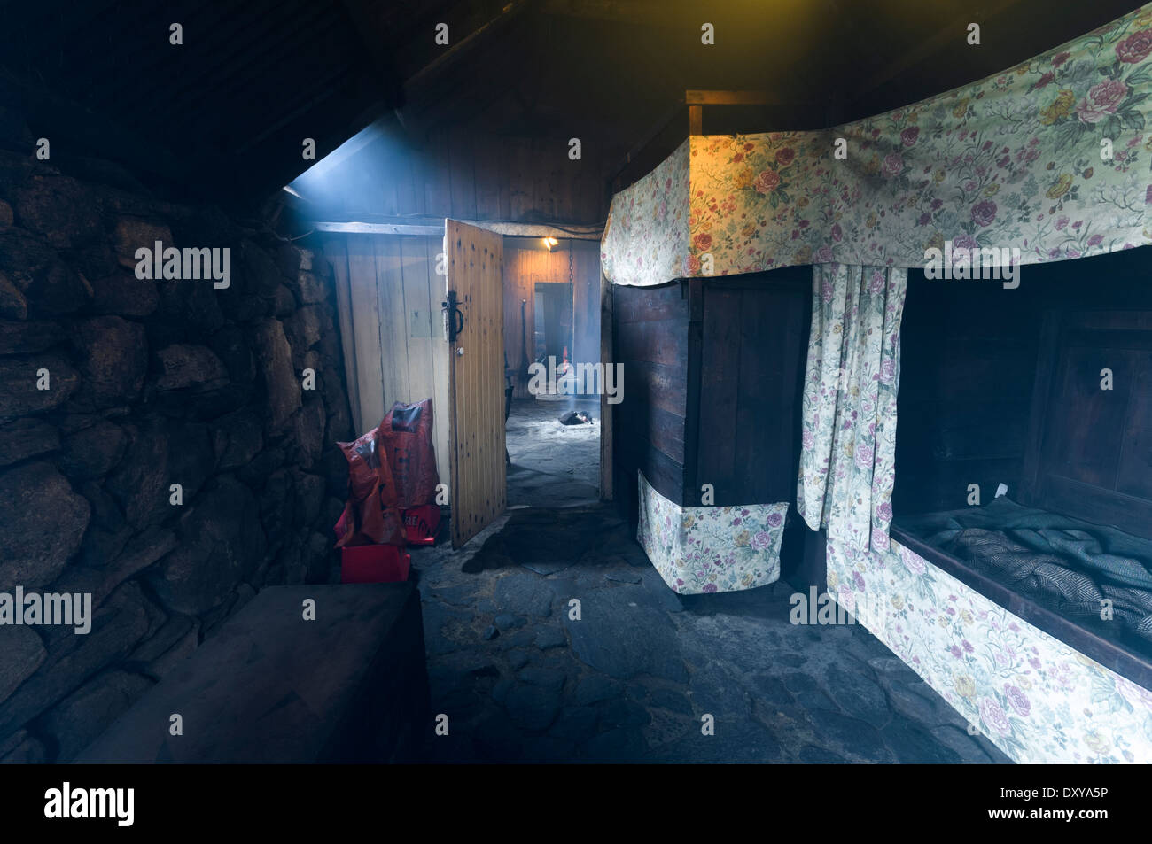 La camera da letto in blackhouse a Arnol, isola di Lewis, Western Isles, Scozia, mostra 'box letti' sulla destra. Foto Stock