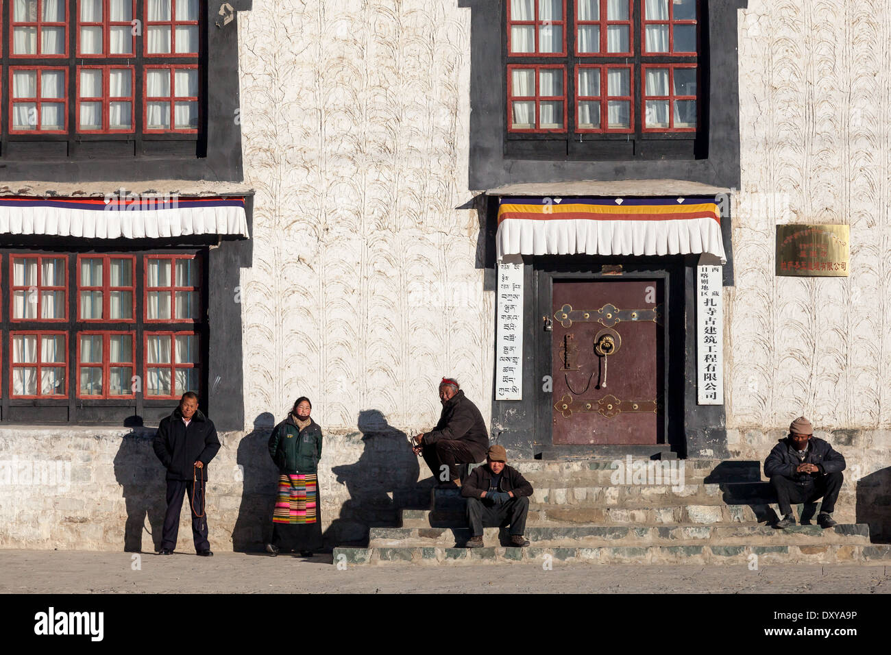 Persone in attesa di pregare in Tibet Foto Stock