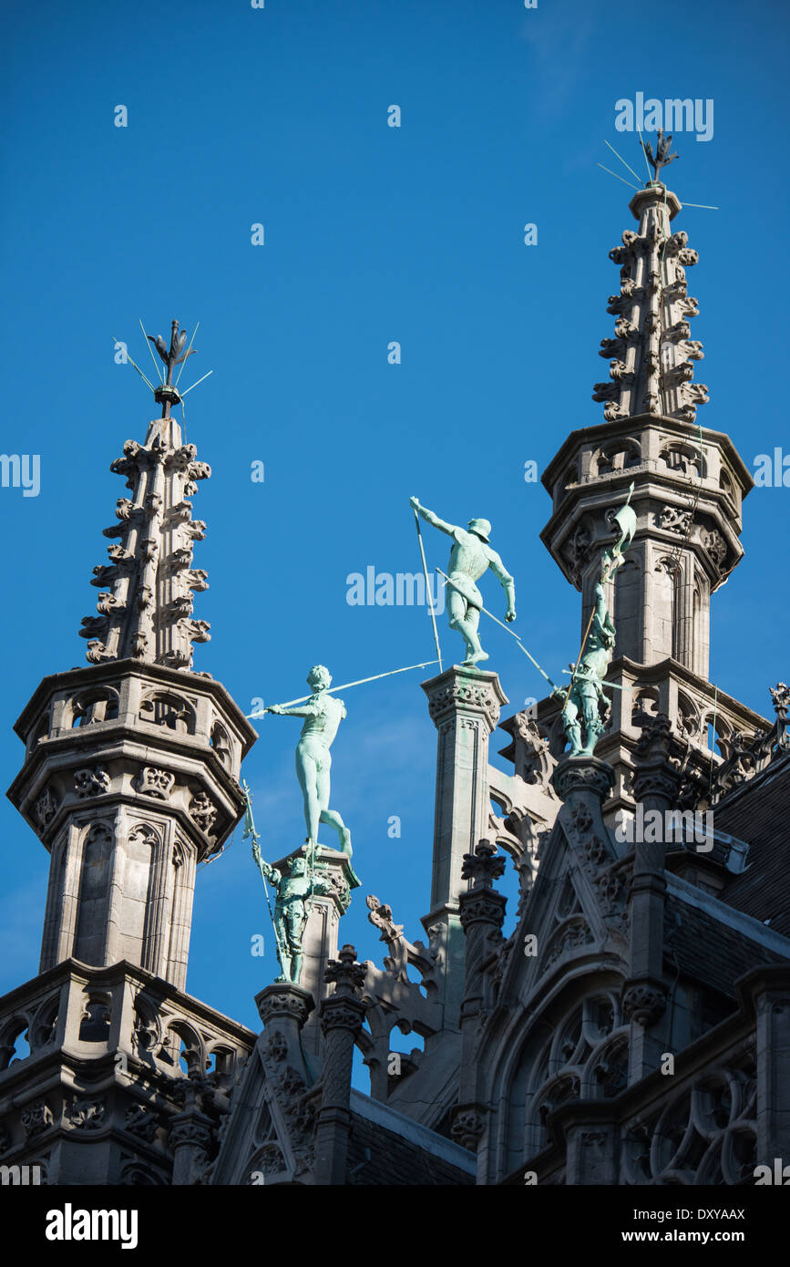 La Maison du ROI statuisce Bruxelles Belgio // BRUXELLES, Belgio — la Maison du ROI (Casa del Re), nota anche come Broodhuis (Casa del pane), si erge in modo prominente sul lato nord-est della Grand Place. Questo edificio in stile neogotico, ricostruito nel 1870, oggi ospita il Museo della città di Bruxelles. L'elaborata facciata della struttura esemplifica le interpretazioni del XIX secolo dell'architettura gotica medievale brabantina. Foto Stock