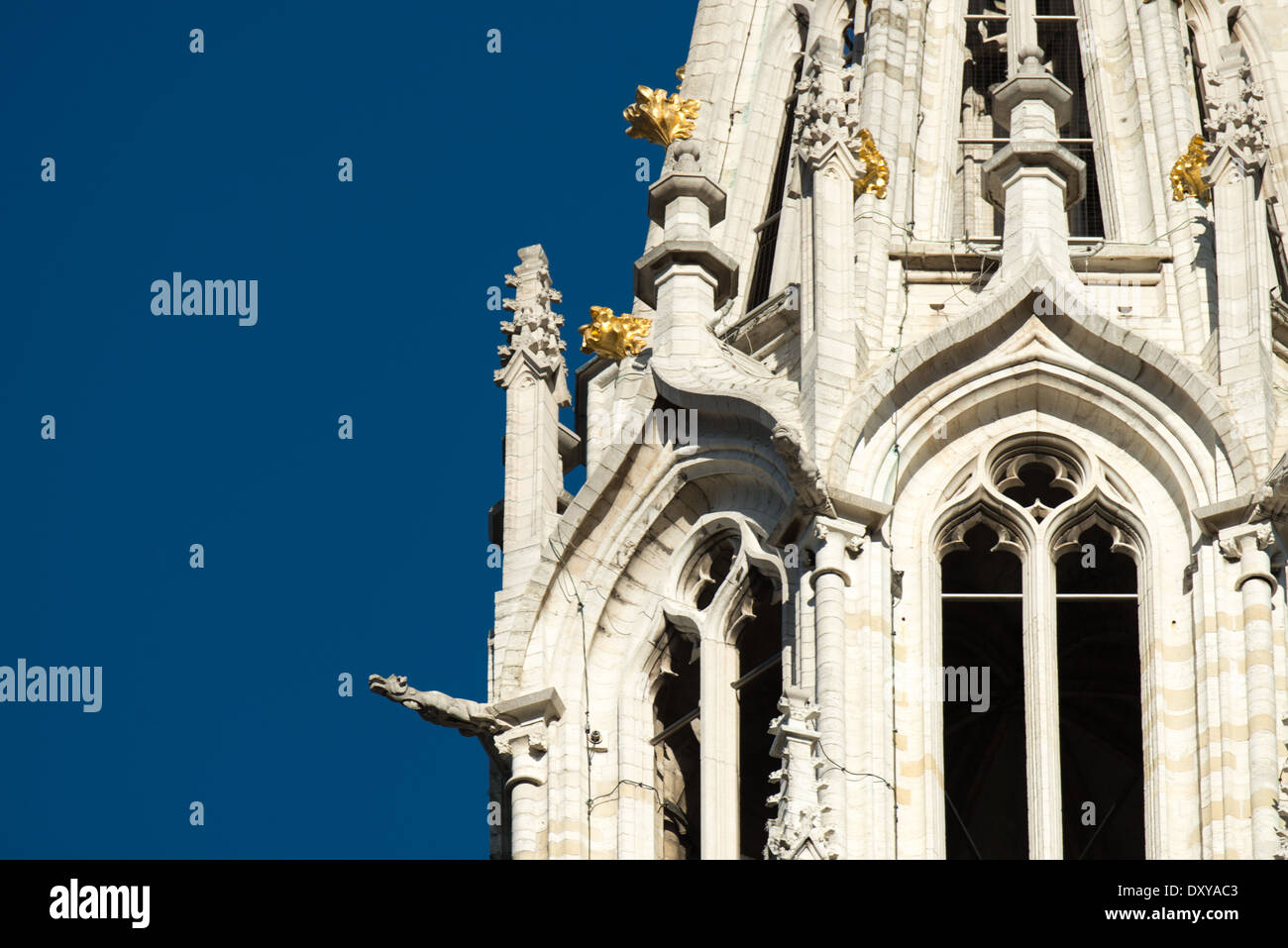 BRUXELLES, Belgio — torreggiante a 96 metri (315 piedi) sopra le ciottolate sulla Grand Place, la guglia del municipio di Bruxelles (Hotel de Ville) è ricoperta da una statua di San Michele che uccide un drago, un simbolo storico per la città. Grand Place (la Grand Place) è un sito patrimonio dell'umanità dell'UNESCO nel centro di Bruxelles, in Belgio. Fiancheggiata da edifici storici ornati, la piazza acciottolata è la principale attrazione turistica di Bruxelles. Foto Stock