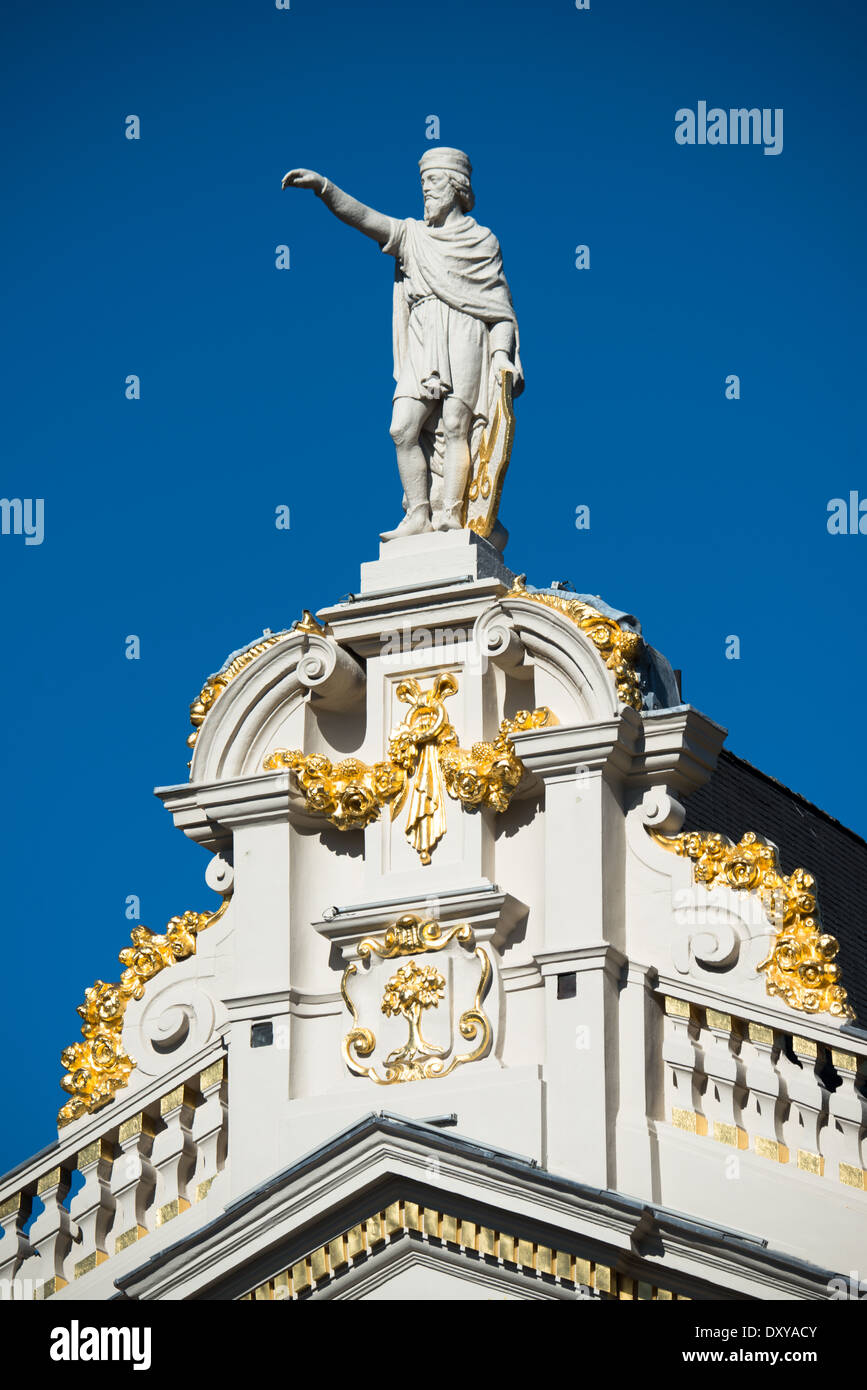 Grand Place Guild House Statua Bruxelles Belgio // BRUXELLES, Belgio - Una statua incorona uno degli edifici storici della Grand Place, la piazza medievale centrale di Bruxelles. Queste sculture architettoniche, ricostruite dopo il bombardamento francese del 1695, dimostrano l'elaborato programma decorativo delle case delle corporazioni della piazza. La statua rappresenta parte del ricco patrimonio architettonico del sito patrimonio dell'umanità dell'UNESCO. Foto Stock