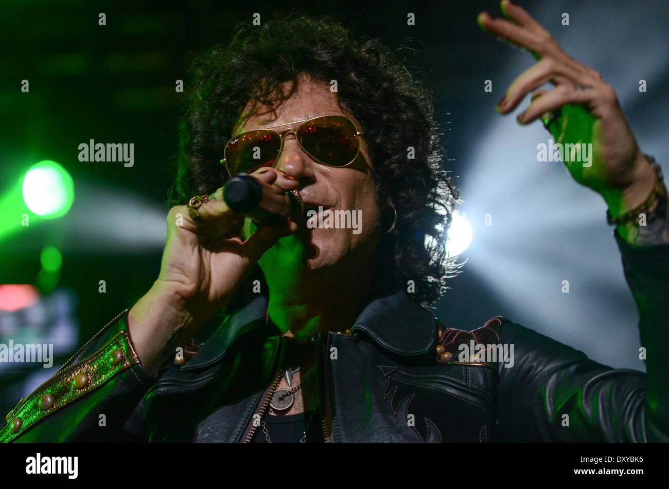 Lo spagnolo il cantante rock Enrique Bunbury durante il suo spettacolo nel Palacio de los Deportes, Heredia, Costa Rica Foto Stock