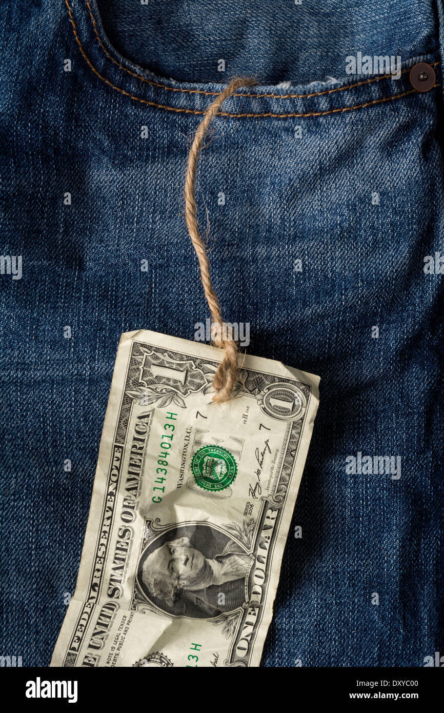 Concetto di foto verso destra o avaro di persona con un dollaro attaccata alla corda fuoriuscente di blu jean pocket Foto Stock