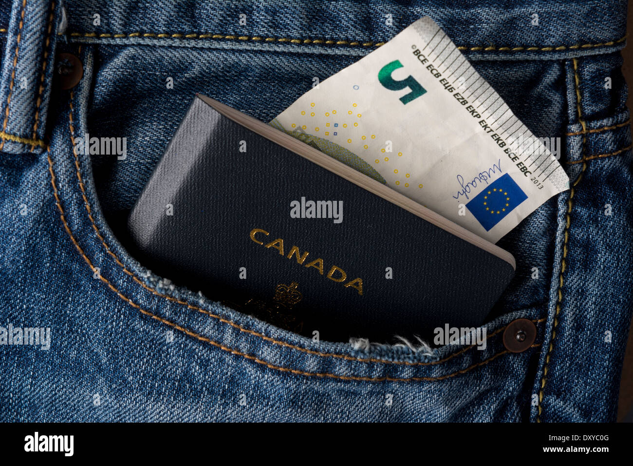 Blu jean pocket con passaporto canadese e valuta in euro Foto Stock