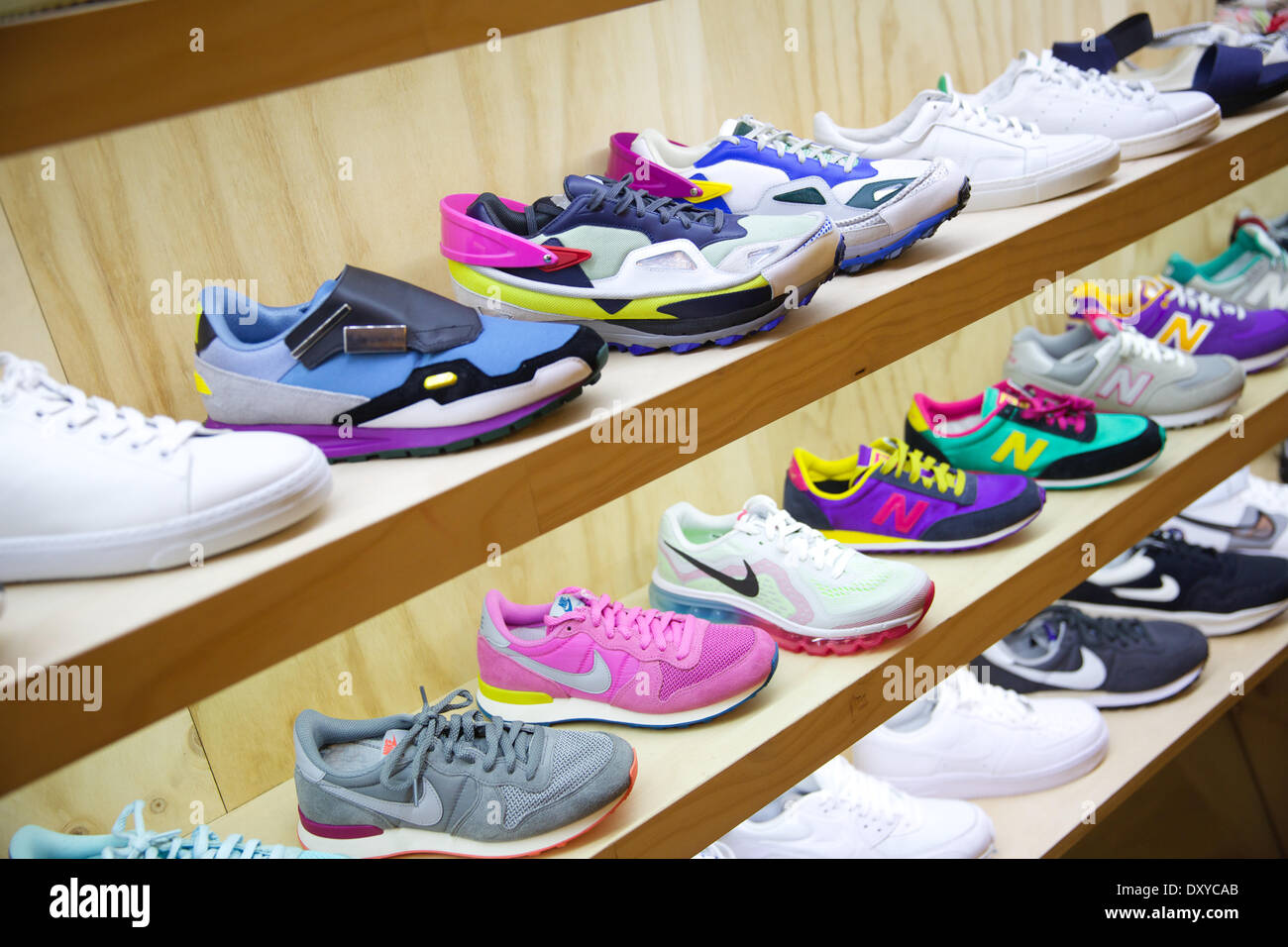 Berlino-kreuzberg, Germania. 26 Mar, 2014. La sneaker " Nike Air Force di  Ricardo Tisci' è sul display nella vetrina del negozio di 'Voo Store' a  Berlino-Kreuzberg, Germania, 26 marzo 2014. Un paio