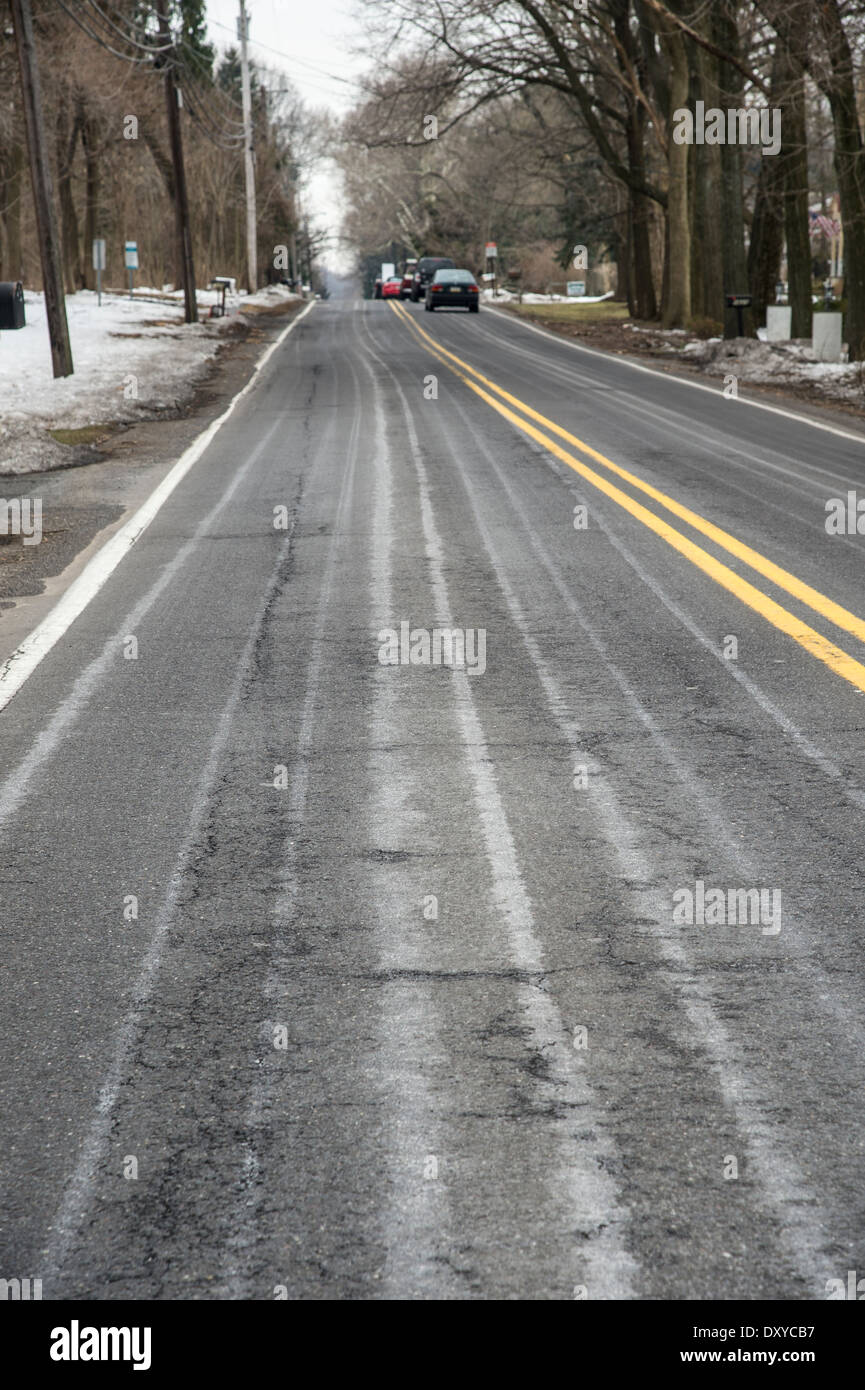 Salamoia di sale sulla strada In preparazione per l'inverno si avvicina la tempesta di neve Foto Stock