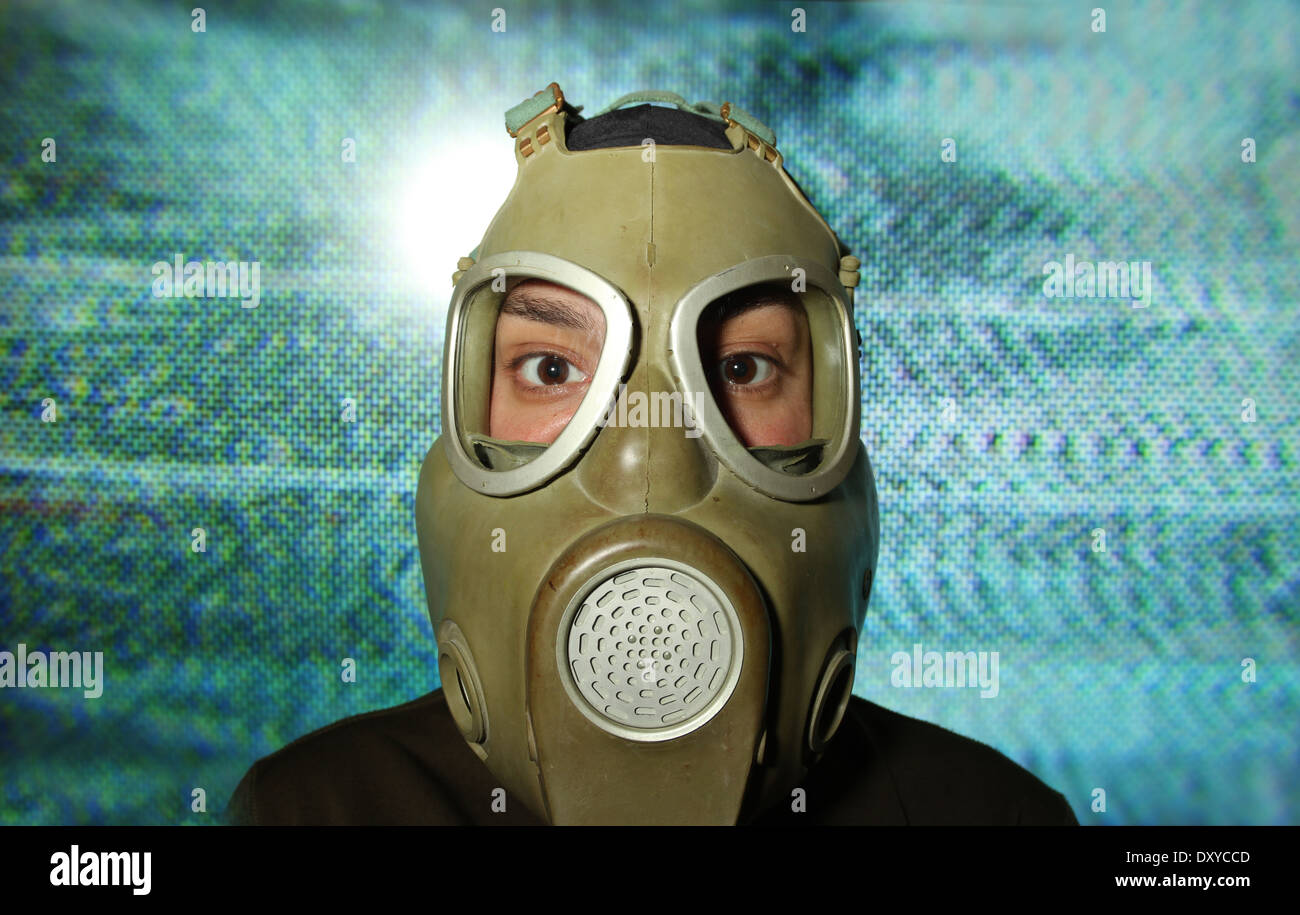Donna che indossa maschera a gas con tv statica in background Foto Stock