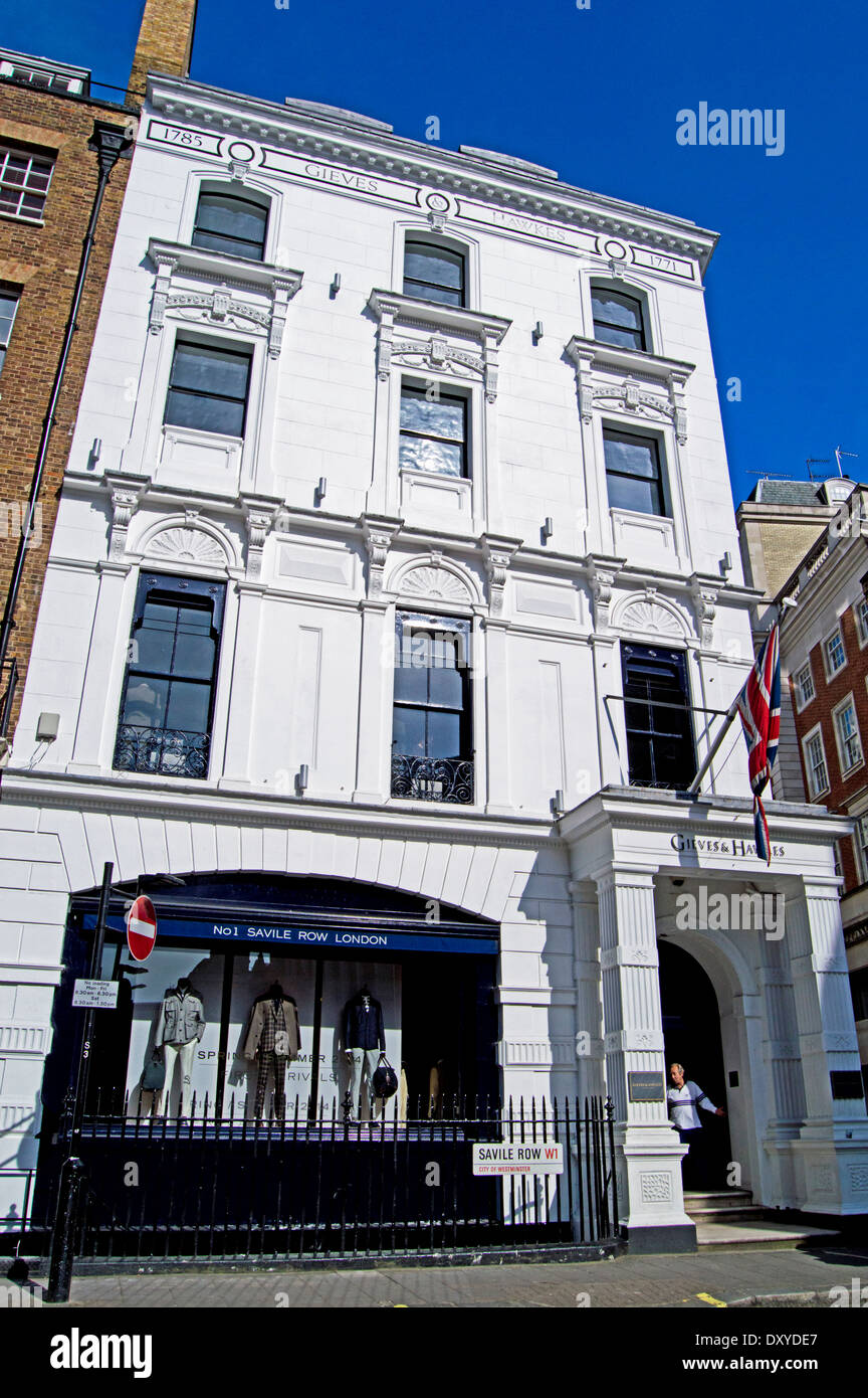 Vista di Savile Row noto per la sua tradizionale Sartoria su misura per uomini, Mayfair, London, England, Regno Unito Foto Stock