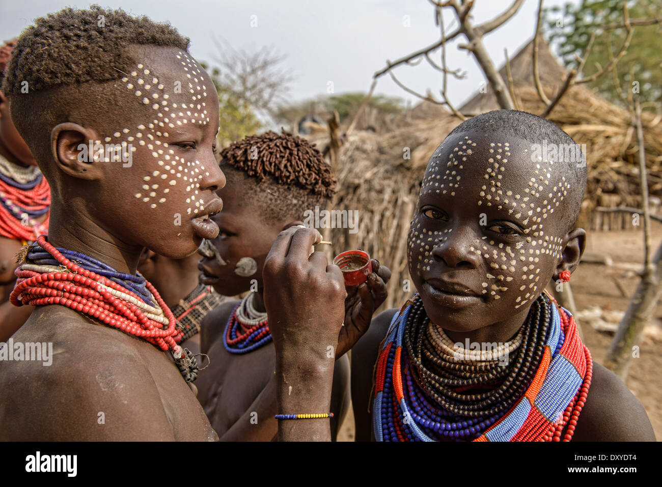 Karo ragazza con faccia in vernice Kolcho sul fiume Omo Etiopia Foto Stock