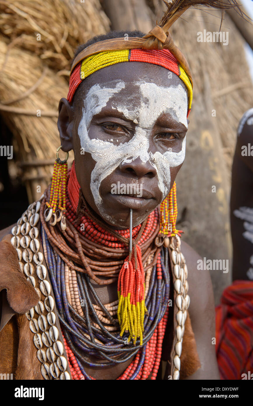 Colorato Karo donna faccia con la vernice, Kolcho, a sud della valle dell'Omo, Etiopia Foto Stock