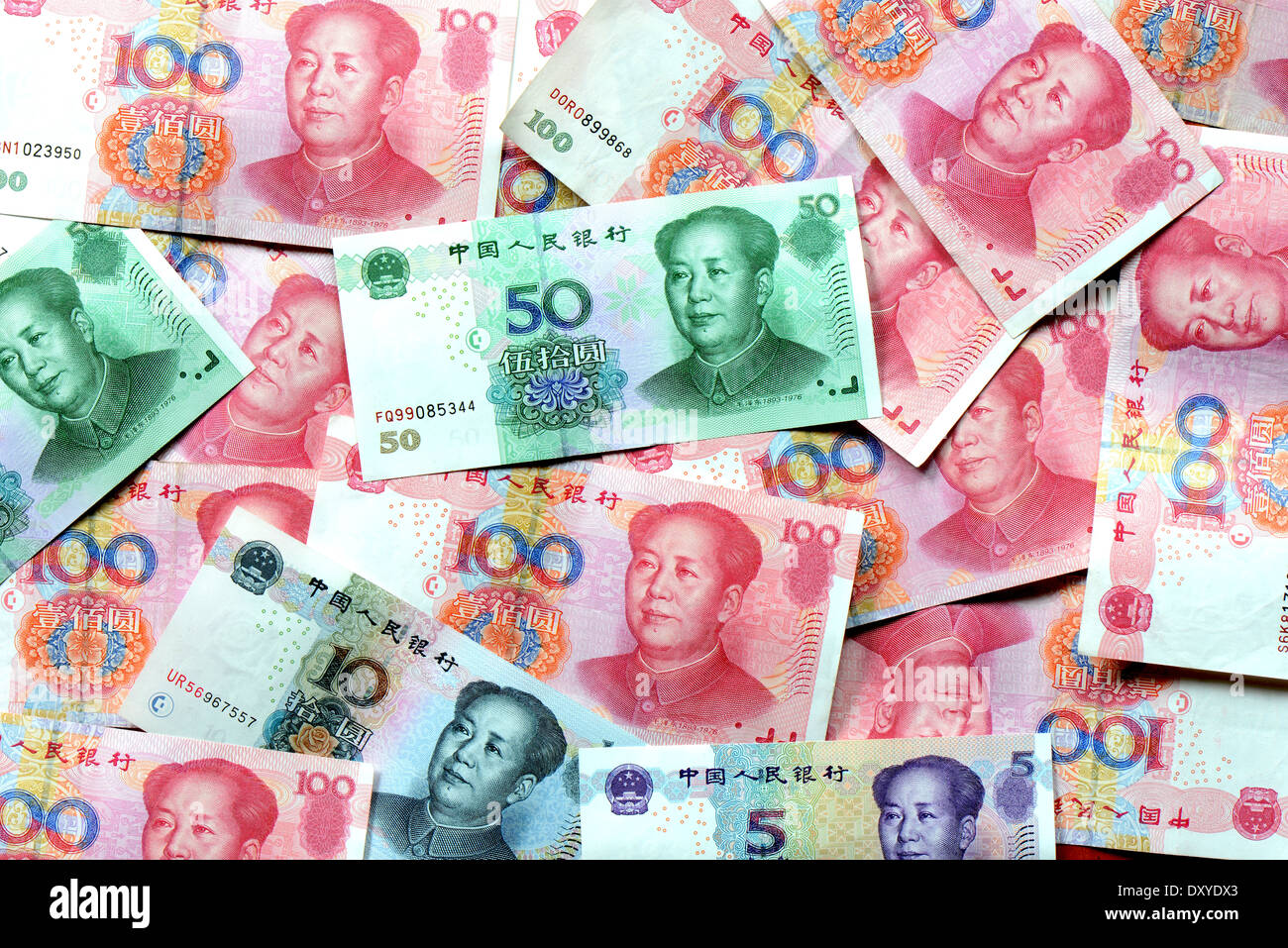 Pila di RMB(yuan cinese) banconote come sfondo di denaro Foto Stock