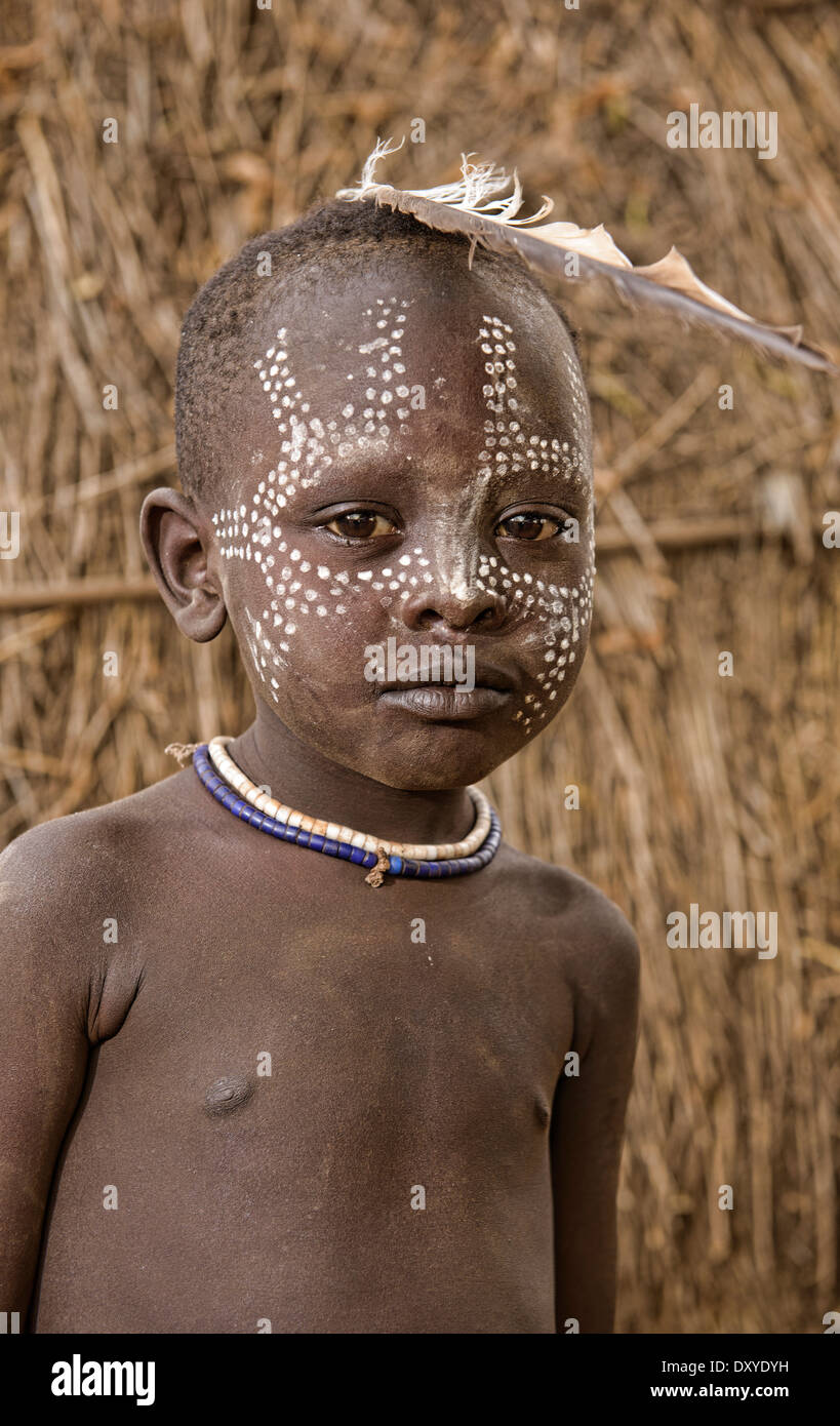 Karo ragazzo con faccia in vernice Kolcho sul fiume Omo Etiopia Foto Stock