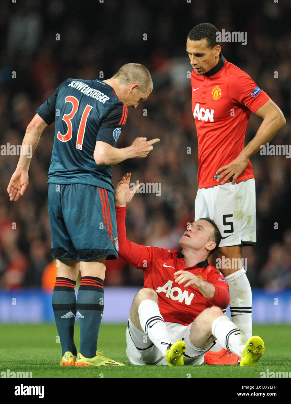 Manchester, Gran Bretagna. 1 Aprile, 2014. Monaco di Baviera Bastian SCHWEINSTEIGER (L) parla di Manchester United Wayne Rooney (C) e Rio Ferdinand dopo essere stati inviati fuori durante la UEFA Champions League quarti di finale prima gamba partita di calcio tra Manchester United e FC Bayern Monaco di Baviera a Old Trafford Stadium di Manchester, Gran Bretagna, 01 aprile 2014. Foto: Andreas Gebert/dpa/Alamy Live News Foto Stock