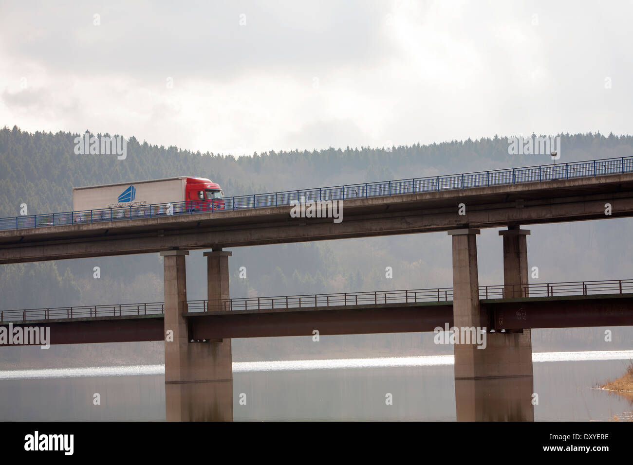 Ponte sopra il serbatoio Biggetalsperre, Attendorn, Germania, Europa Foto Stock