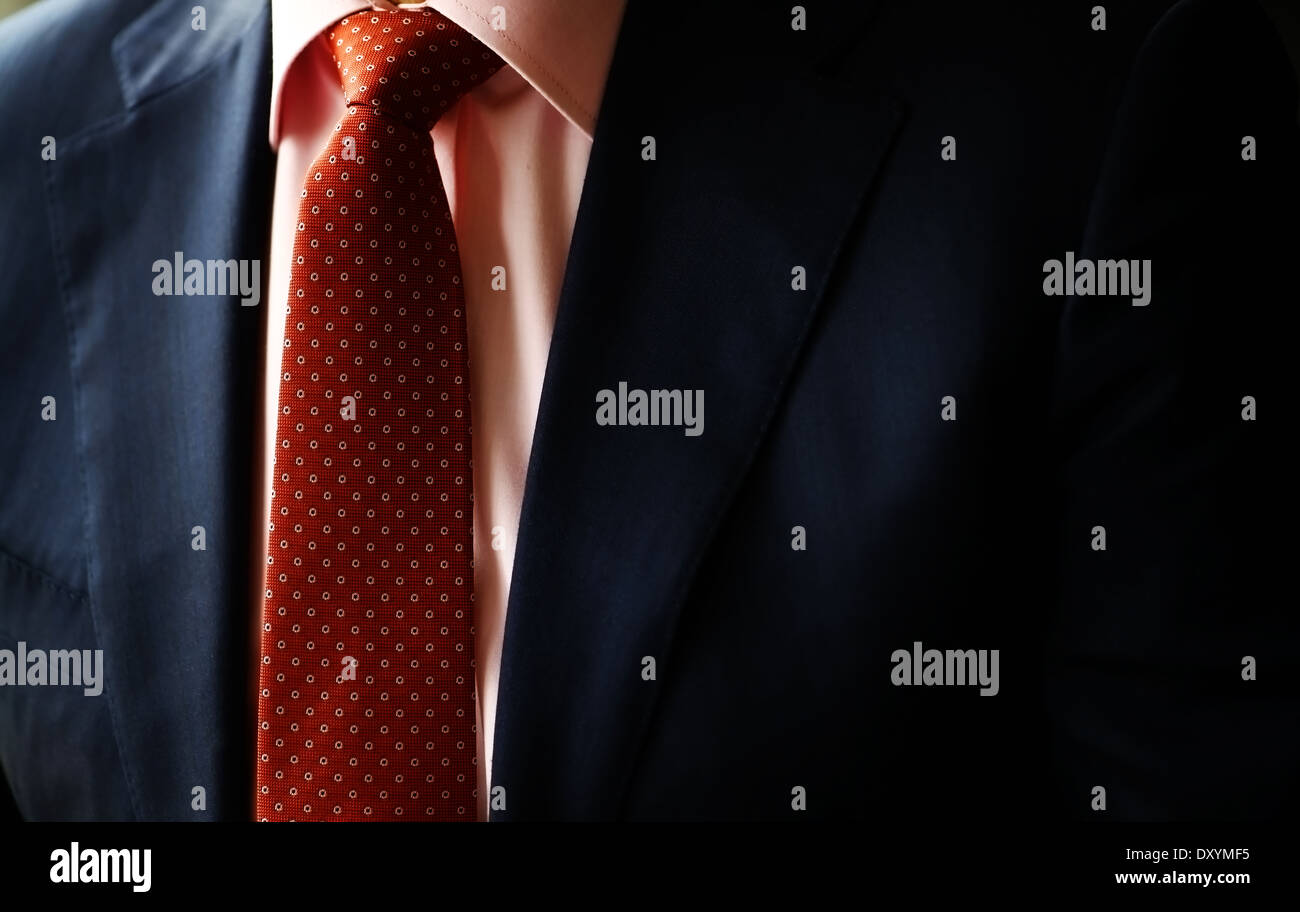 Girato a colori di un vestito e una cravatta rossa. Foto Stock