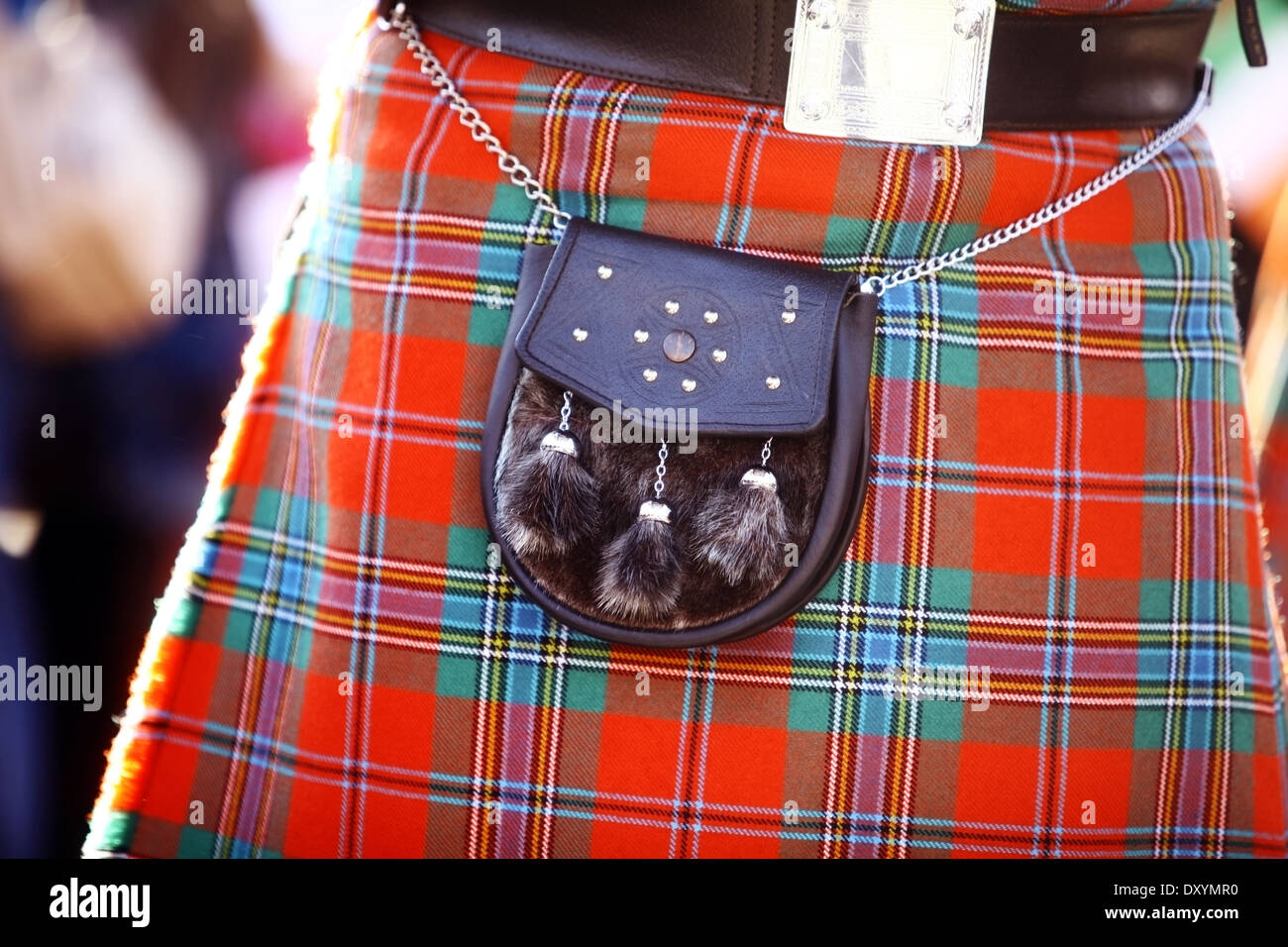 Dettaglio del colore di un tradizionale kilt scozzese, con un sacchetto. Foto Stock