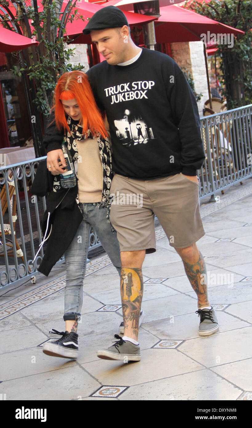 Hayley Williams dal Paramore fuori e circa al Grove con il suo fidanzato Chad Gilbert dalla fascia New Found Glory con: Hayley Williams,Ciad Gilbert dove: Hollywood California USA quando: 20 Nov 2012 Foto Stock