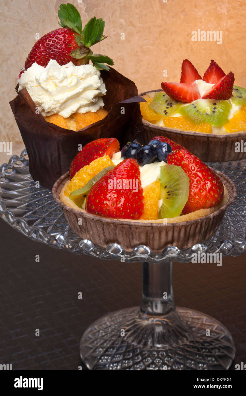 Una torta stand con una crema torta e pasticcini francesi Foto Stock