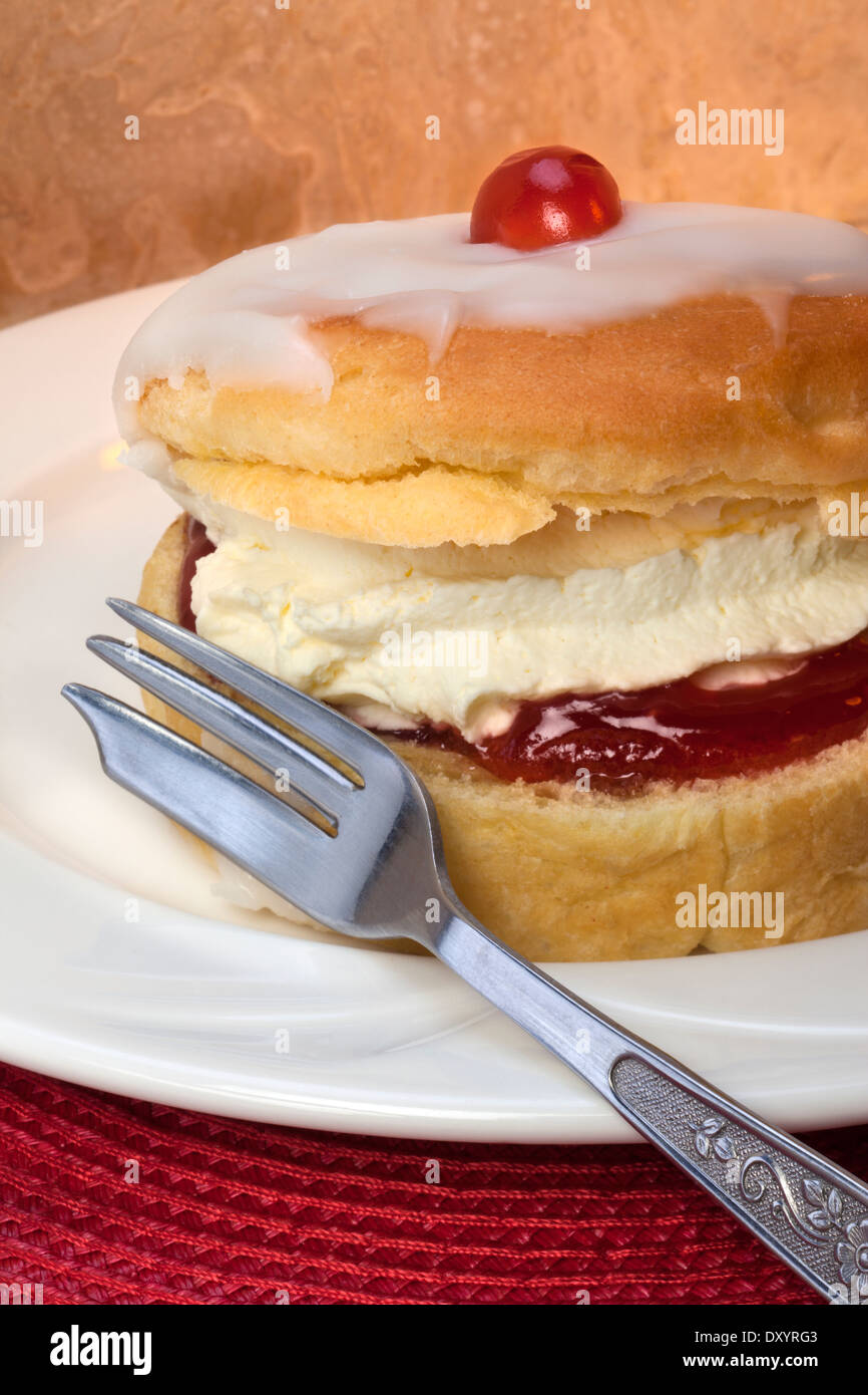 Una panna fresca torta con confettura di fragole di riempimento. Foto Stock