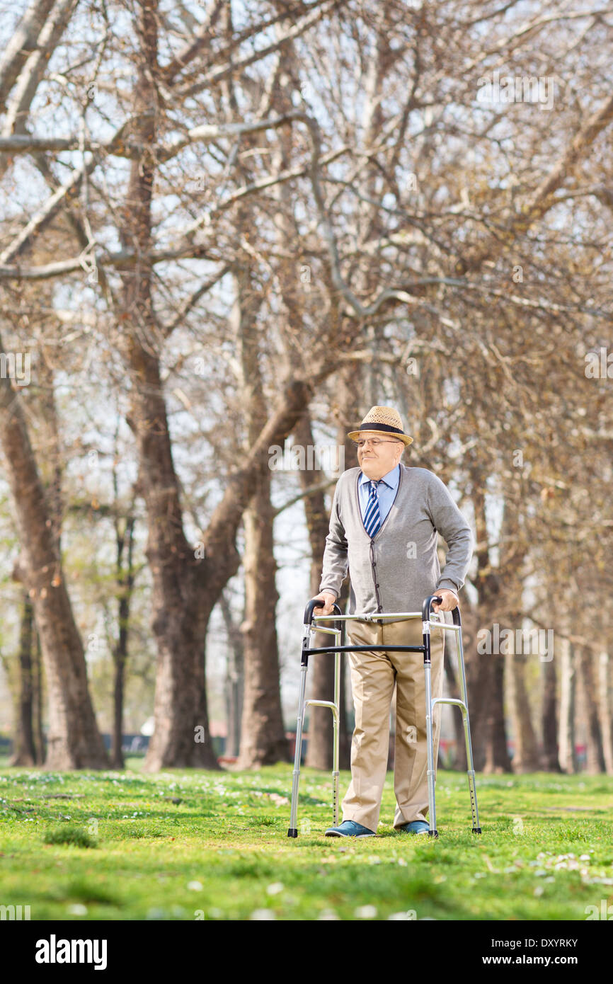 Anziano a piedi con walker in posizione di parcheggio Foto Stock