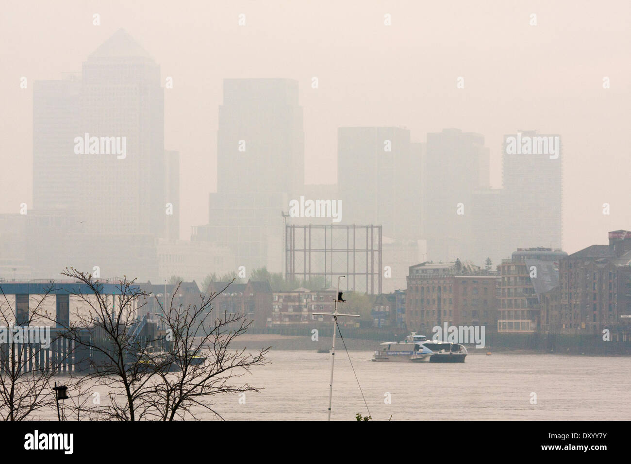 Londra, 2 aprile 2014. Docklands, a circa un miglio e mezzo di distanza è offuscato dallo smog come l'inquinamento atmosferico da Europa e polvere dal deserto del Sahara tempeste di sabbia derive nel sud-est dell' Inghilterra.Livello di inquinamento sono in aumento i prossimi giorni. La scadente qualità dell'aria è la creazione di un haze in gran parte dell'Inghilterra. Credito: Paolo Davey/Alamy Live News Foto Stock