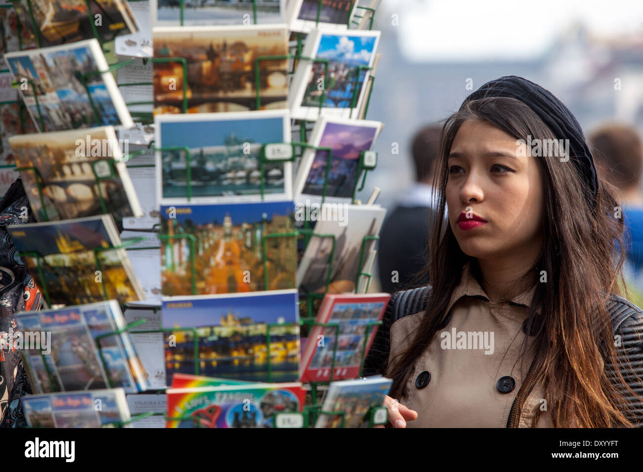 Shopping a Praga, Una giovane donna asiatica sceglie cartoline in Piazza San Venceslao, turismo a Praga Repubblica Ceca Europa Foto Stock