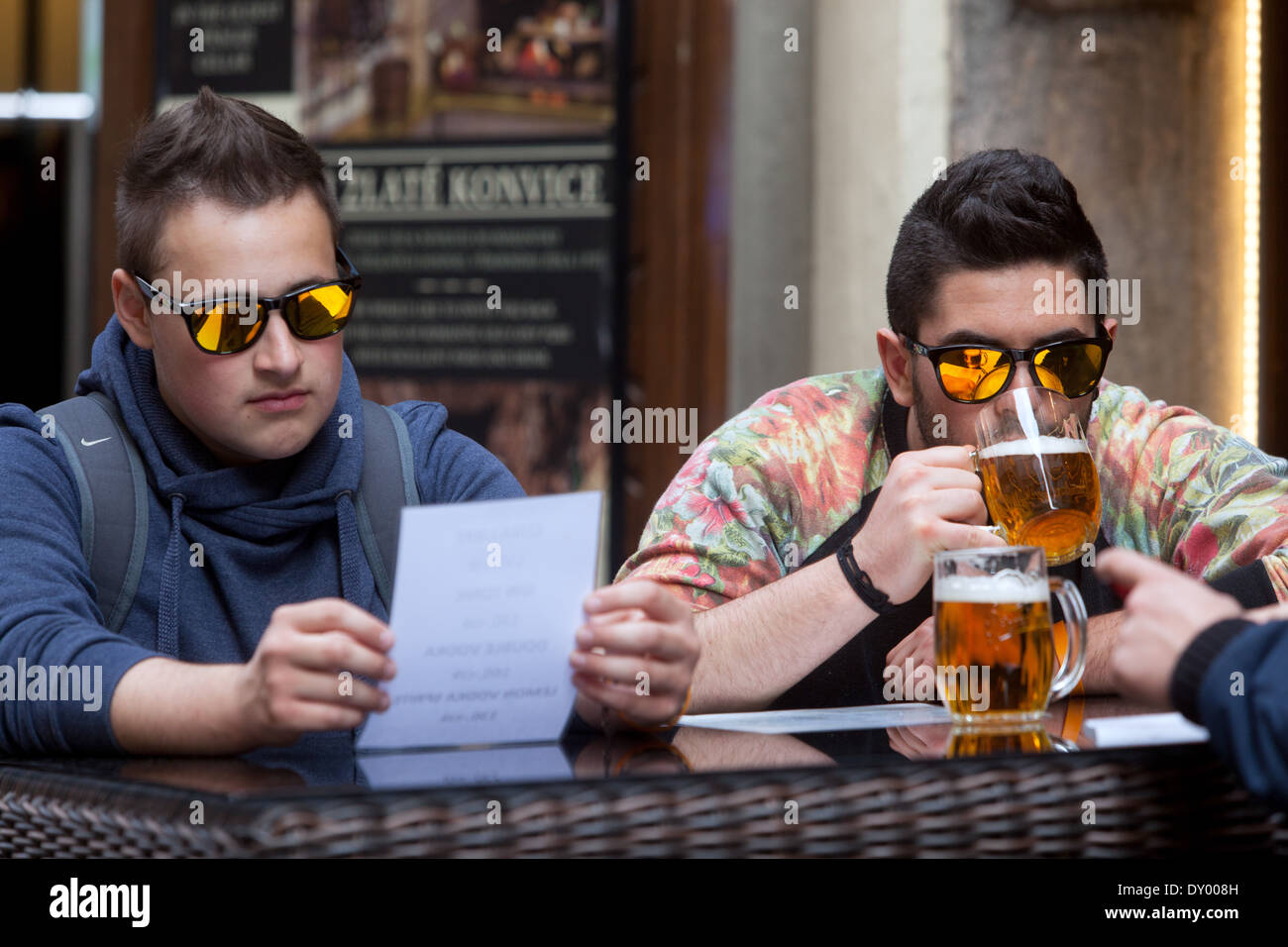Young Boy bere birra al bar, marciapiede di strada, Città Vecchia, Praga, Repubblica Ceca, Europa Foto Stock