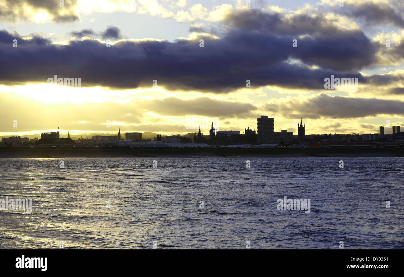 Lo skyline della città di Aberdeen, Scozia in serata che mostra il mare del Nord e la spiaggia Foto Stock