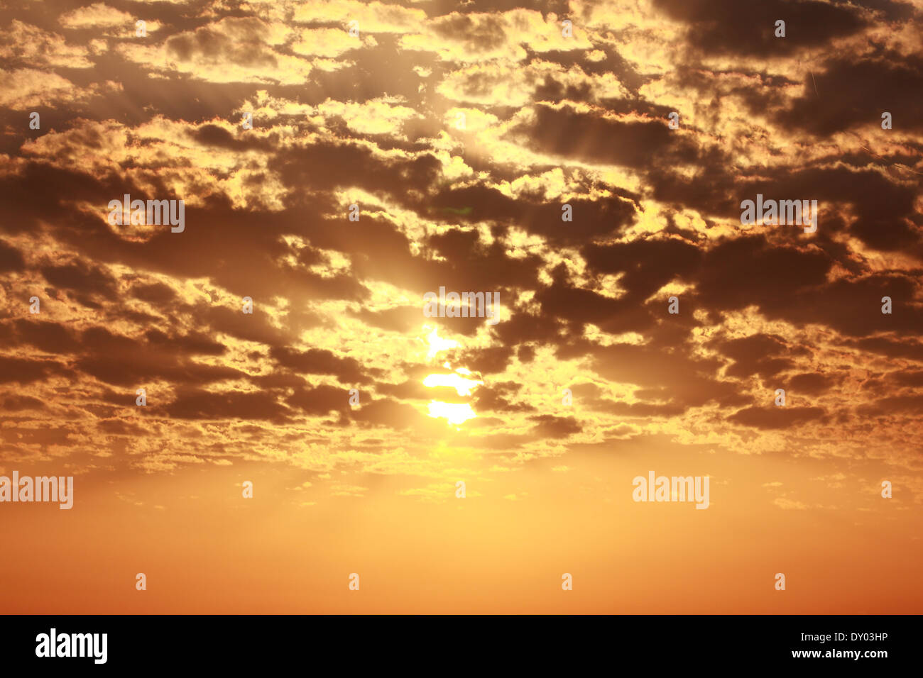 Sun drammatica dietro il cloud arancione cielo caldo Foto Stock