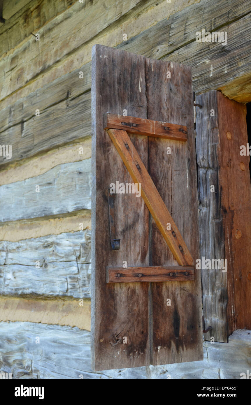 Otturatore della finestra su vecchi log cabin Foto Stock