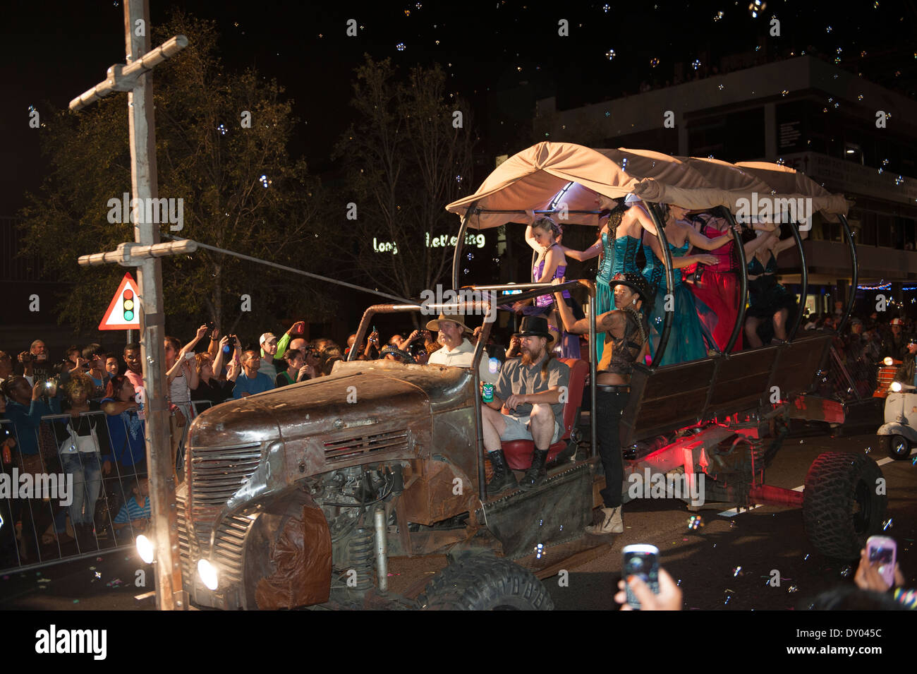 Il carnevale di Città del Capo donne che danzano su un vecchio carrello, Western Cape, Sud Africa Foto Stock
