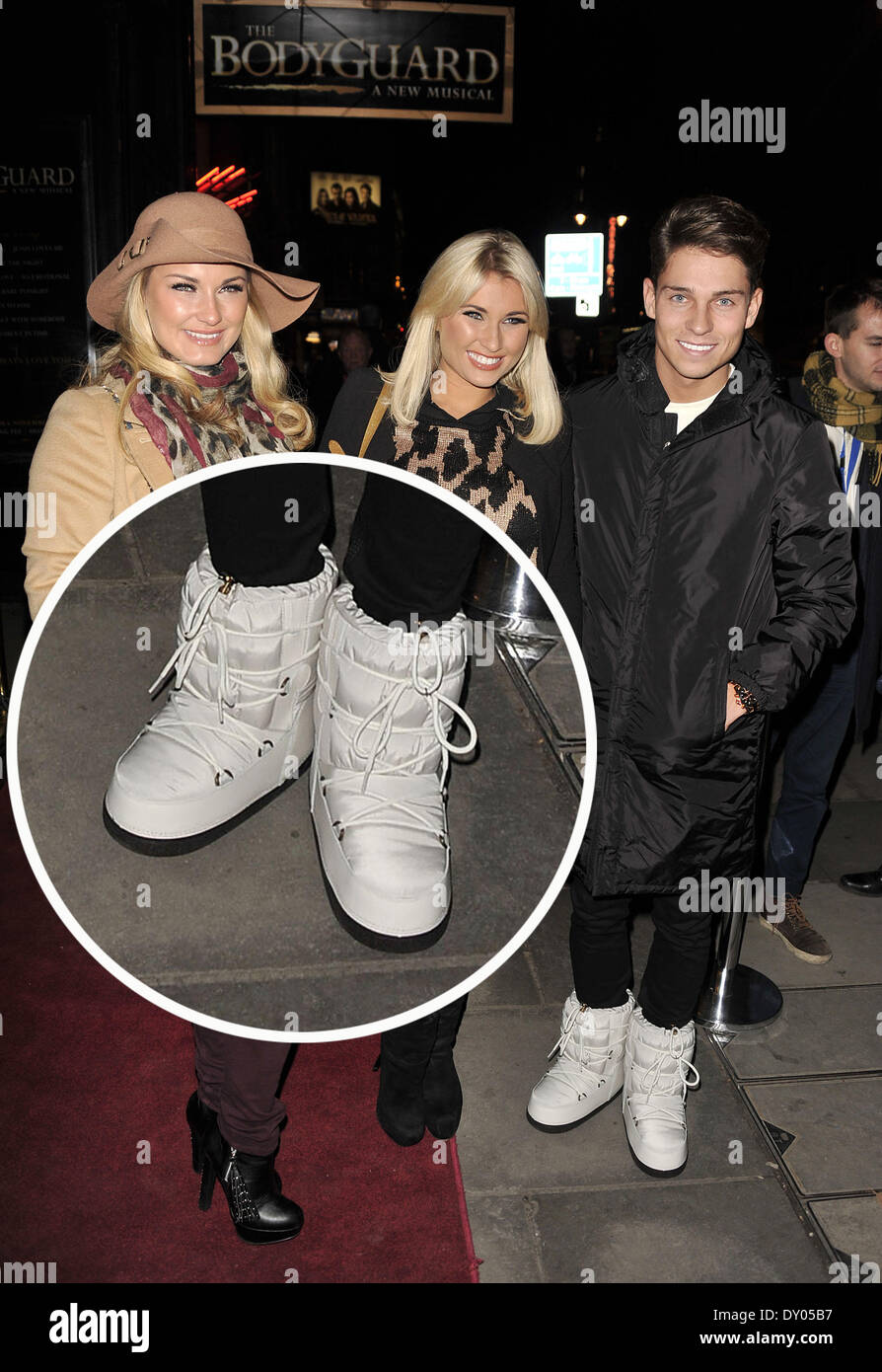 Joey Essex sembra non conoscere la sua sinistra dal suo diritto come egli passi fuori con il suo moon boots sul piede sbagliato il Bodyguard apertura notturna al Adelphi dotate: Sam Faiers,Billie Faiers,Joey Essex dove: London Regno Unito quando: 05 Dic 2012 Foto Stock