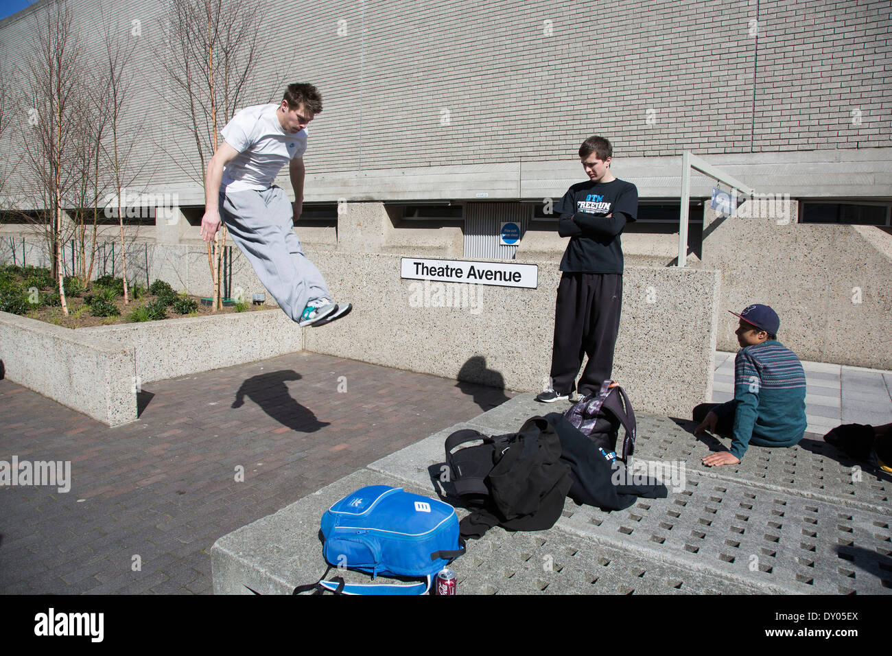 Parkour runner mostra urban abilità acrobatiche battenti capovolto al South Bank di Londra, Regno Unito. Foto Stock