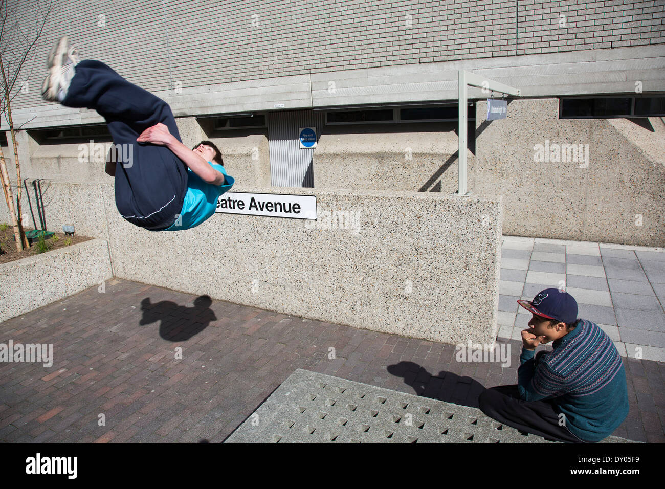 Parkour runner mostra urban abilità acrobatiche battenti capovolto al South Bank di Londra, Regno Unito. Foto Stock
