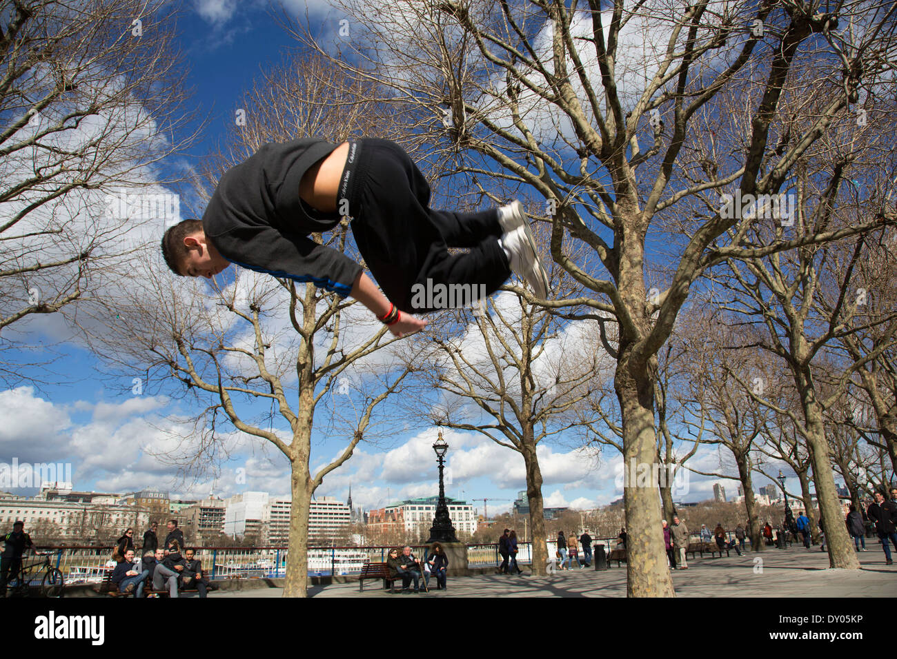Parkour runner mostra urban abilità acrobatiche battenti capovolto al South Bank di Londra, Regno Unito. Foto Stock