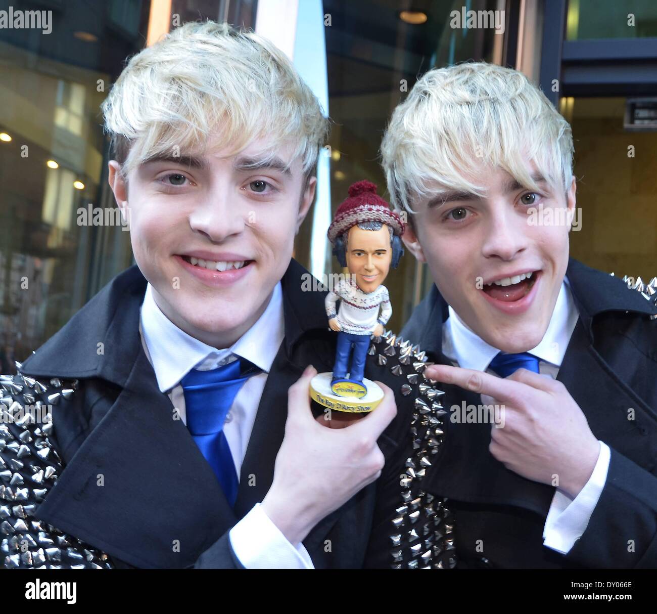 Jedward tenere fino a Ray Darcy Bobble testa come si ottiene in spirito di Natale al di fuori della FM Oggi studios con: Jedward,John Grimes,Edward Grimes dove: Dublino Irlanda quando: 05 Dic 2012 Foto Stock