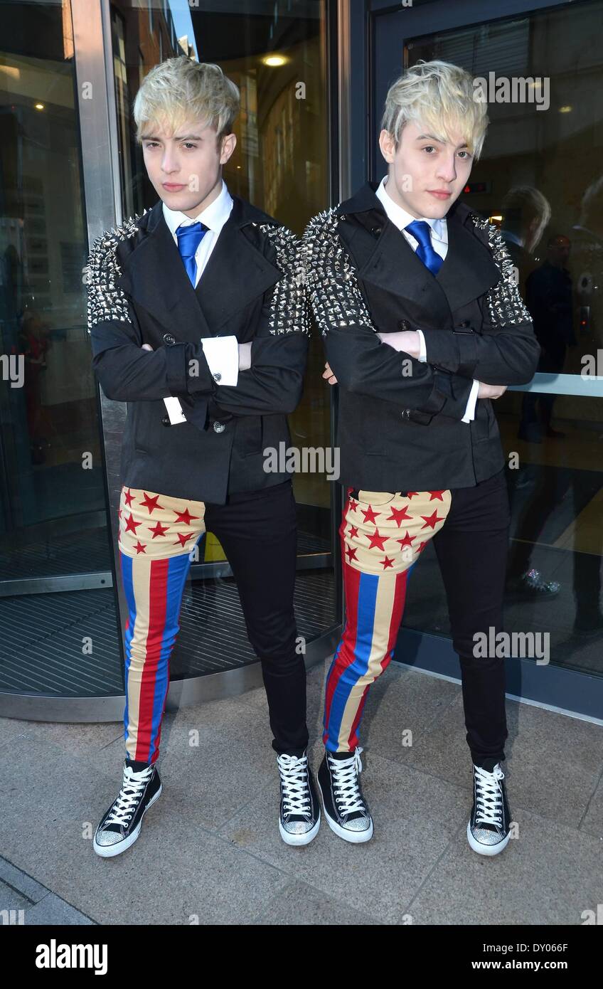 Jedward get in spirito di Natale a oggi FM studios Dublino Irlanda - 05.12.12. Caption locale Jedward dotate: Jedward,John Grimes,Edward Grimes dove: Dublino Irlanda quando: 05 Dic 2012 Foto Stock