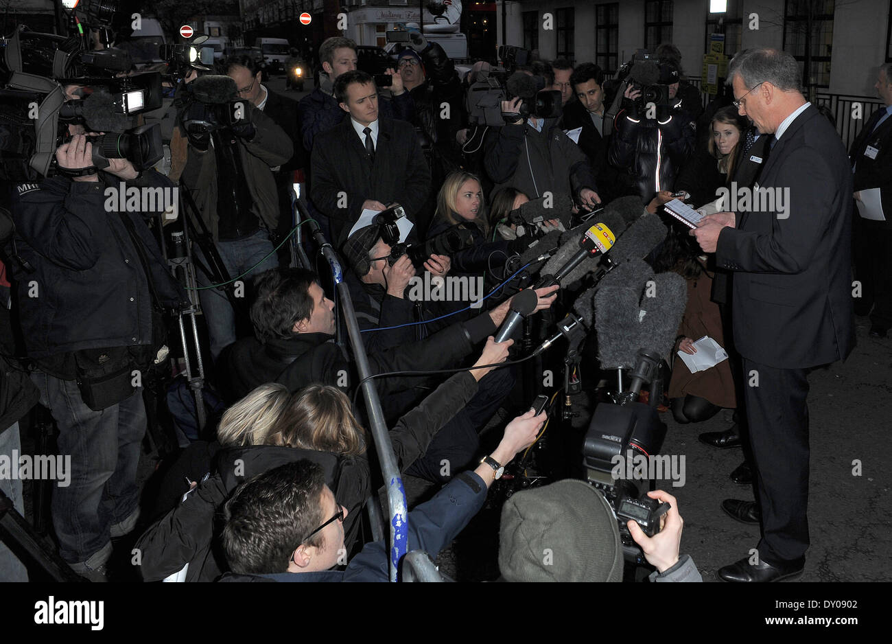 Una dichiarazione di essere lette per la stampa - Scene al di fuori del re Edoardo VI Hospital di Londra dove l'infermiera che ha preso la famosa truffa chiamata mentre Kate Middleton è stato ammesso all'ospedale di inizio settimana ha clamorosamente stati trovati morti in un Foto Stock