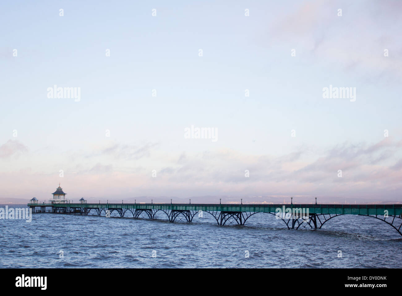 Clevedon Pier, North Somerset, Inghilterra, ad alta marea Foto Stock